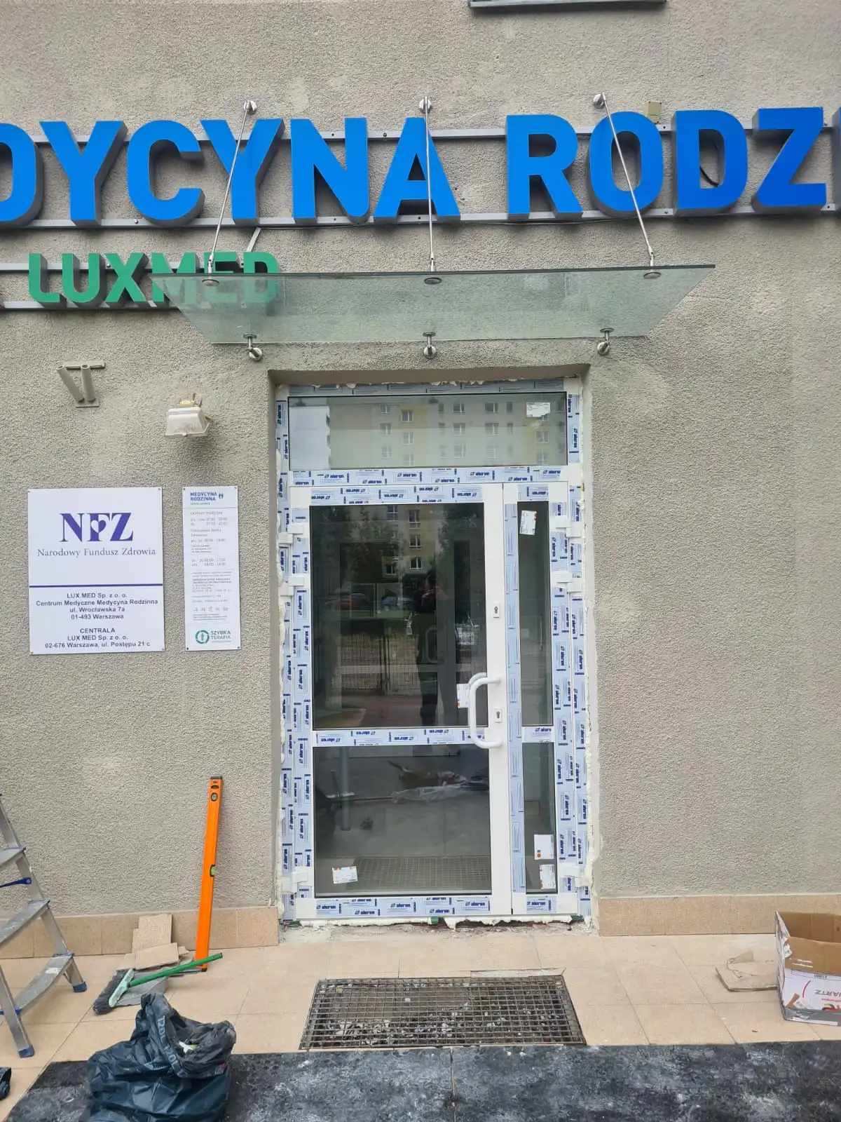 Wymiana drzwi aluminiowych Luxmed